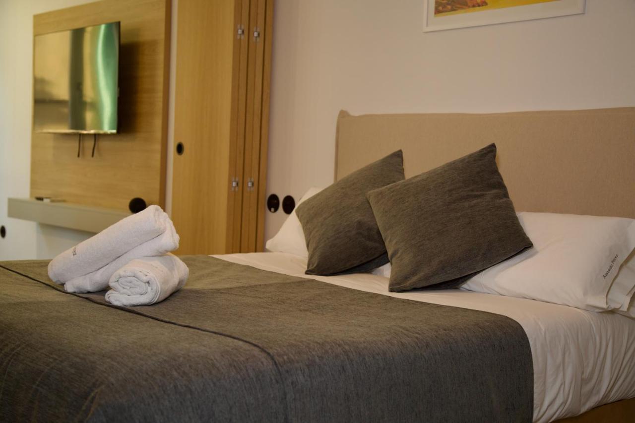 Suite 202 - 1 Bedroom Suite In Amando Perez Suites Рибадео Екстериор снимка